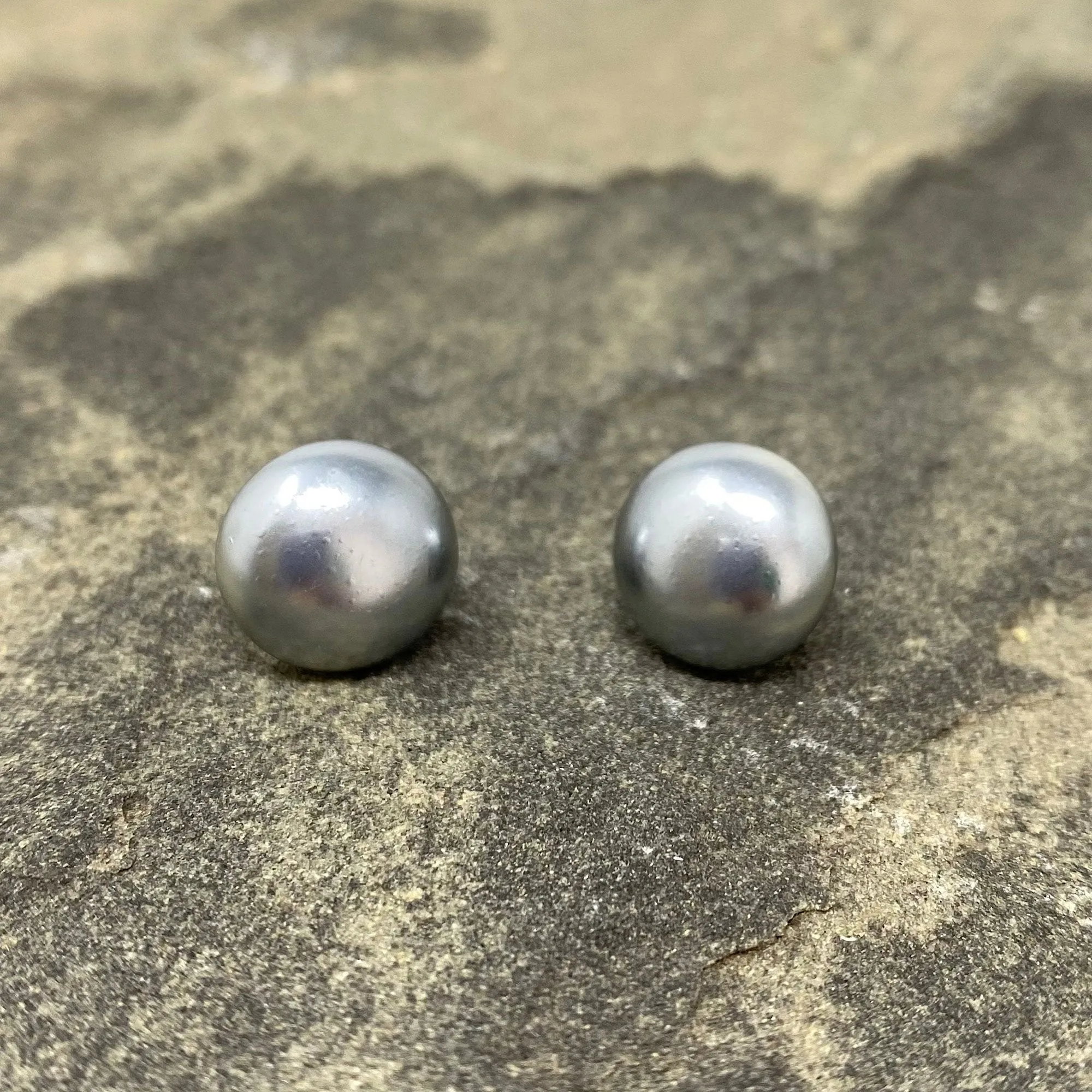 RONA grey pearl studs